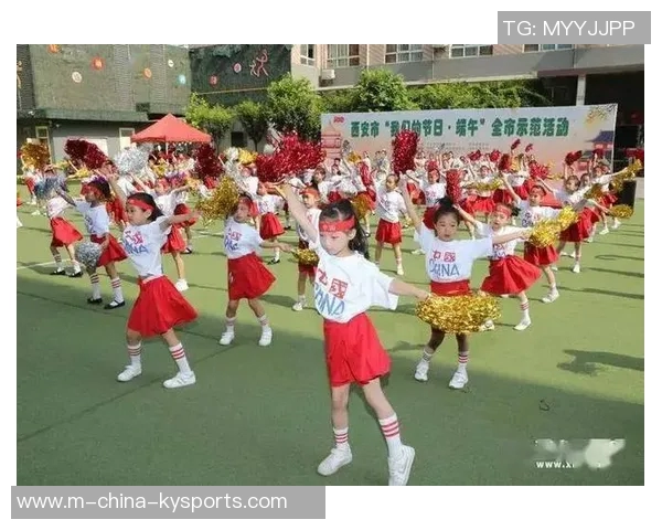 小朋友带领足球巨星学习舞蹈技巧展现别样风采与乐趣